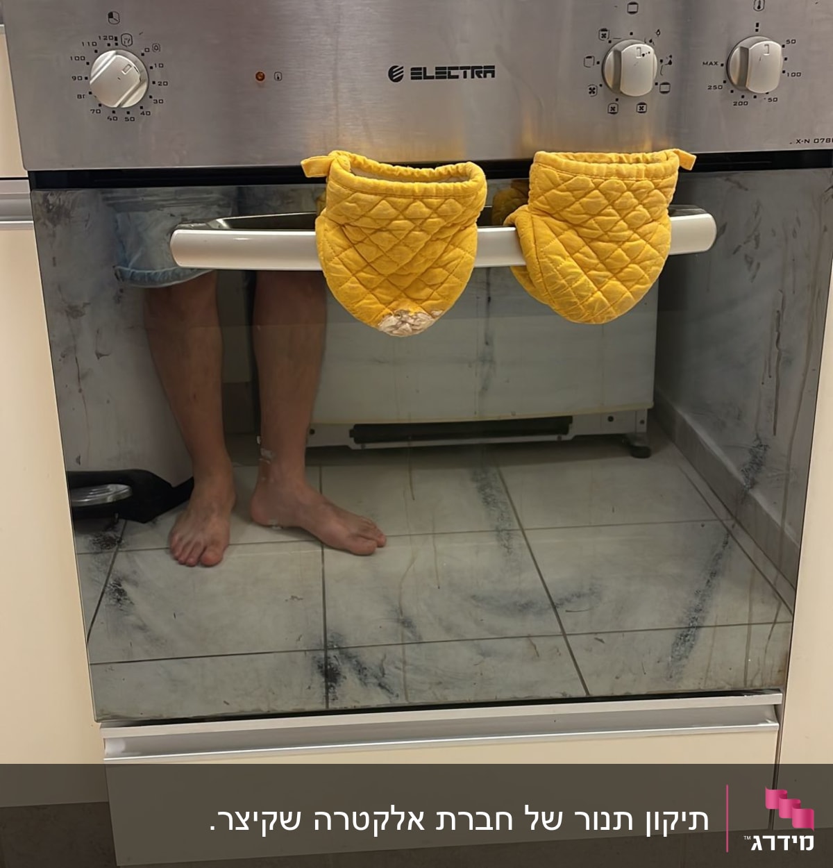 תנור אפייה עם כפפות מטבח צהובות על הידית